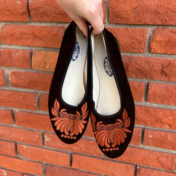 Vintage Shoes - Velvet embroidered ballet flats